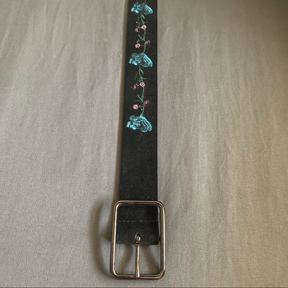 velvet belt with embroidered flowers💐